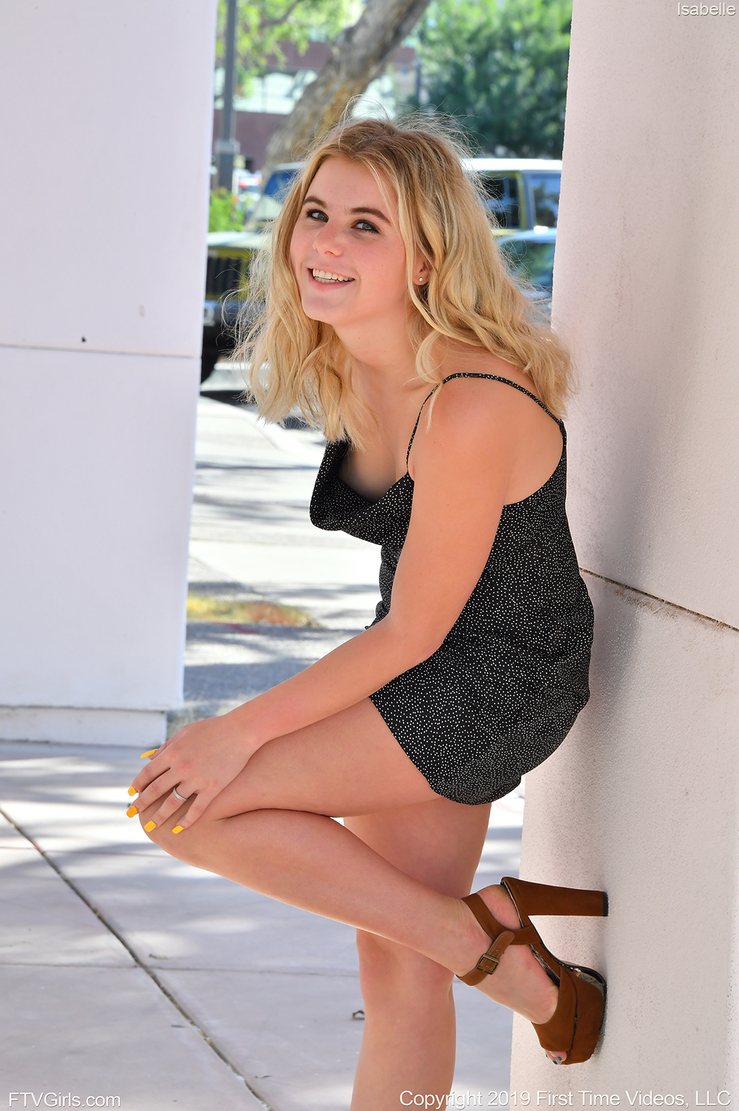 Blonde Amateur FTV Isabelle Teases Outdoors