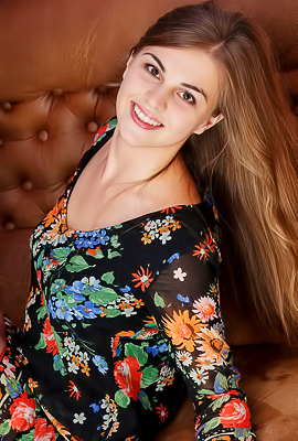 Bella Libre Sultry Brunette Feminine Beauty