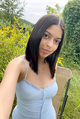 Gia Rosse Fingering Her Hungry Pussy