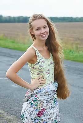 Virginia Sun Young Nude Model Gives A Sexy Show On The Road