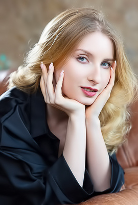 Minnie Lighter Turns Onto Her Knees To Diddle Herself Doggy Style