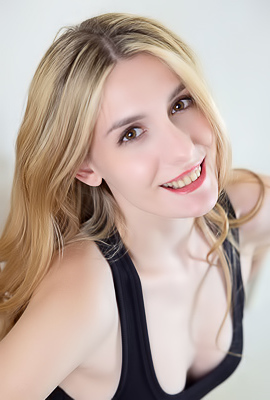 Lillie Pie Statuesque Blonde Flaunts Her Hourglass Figure With Sizzling Self-assurance