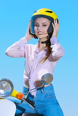 Elle Tan Carefree Brunette Is Soon Naked In The Sunshine