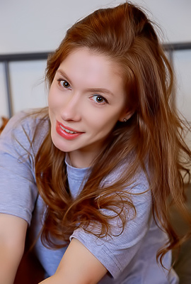 Sata Jones Voluptuous Beauty Smiles Seductively As She Spreads Her Long Legs In A Wide Split