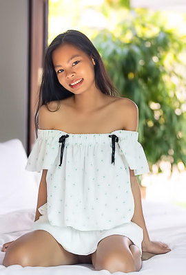 Po Share Her Naked Beauty With You For The First Time