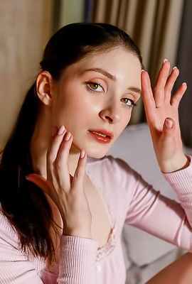 Marion Summers Sultry Beauty Turns Her Seductive Gaze To You