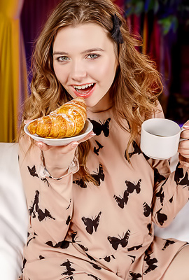 Elvera Naked And Going Face Down Booty Up For A Delicious Rear View