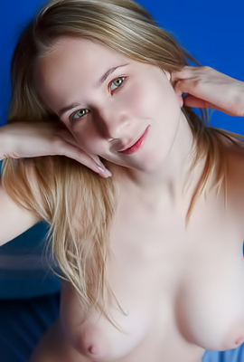 Desire Calls: Delizi in Bra, Breasts, Ballet of Legs on Pillows